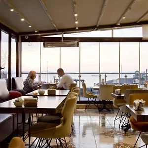 Otel Broken Column, İstanbul